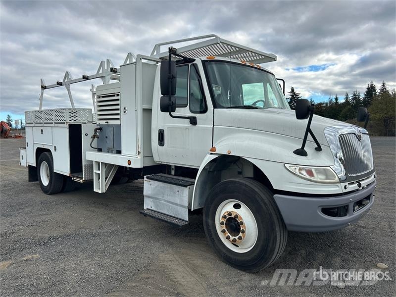 International 4300 Vieglais kravas automobilis/izkraušana no sāniem