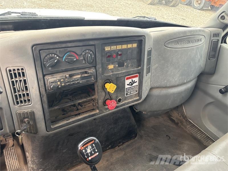 International 4300 Mobilās urbšanas platformu automašīnas