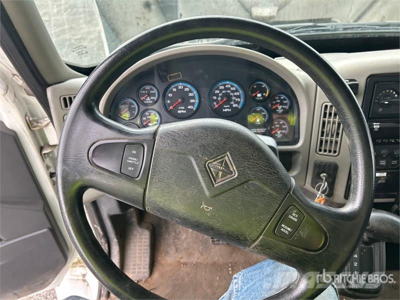 International 4300 Vieglais kravas automobilis/izkraušana no sāniem