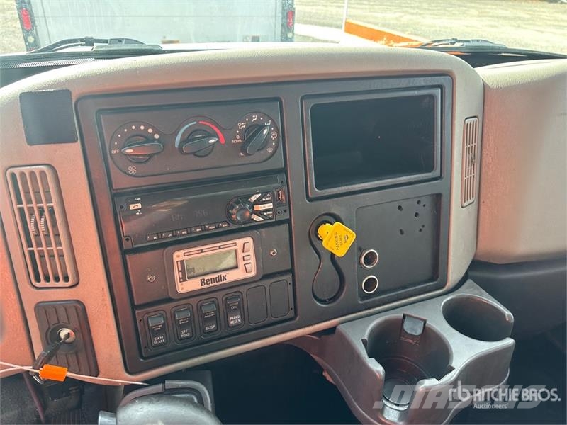 International 4300 Camiones con caja de remolque