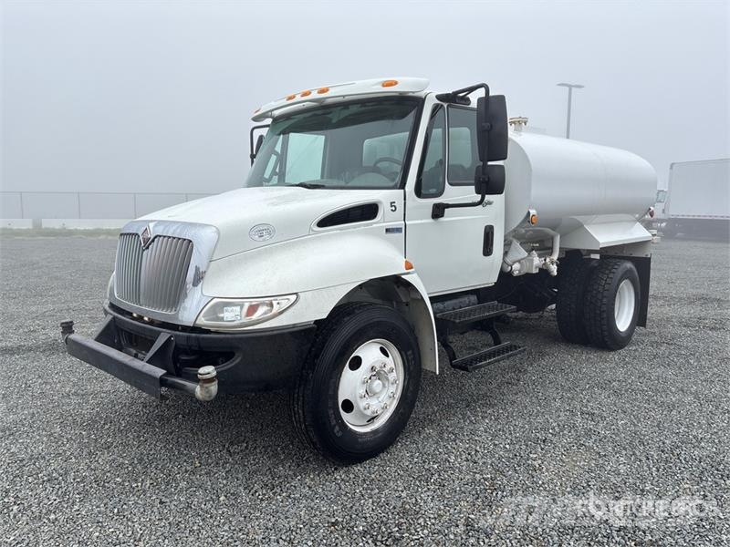 International 4300 Auto-tanques