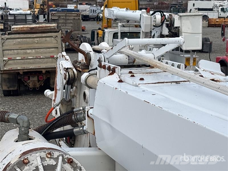 International 4300 Mobilās urbšanas platformu automašīnas