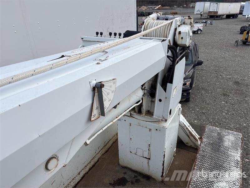 International 4300 Mobilās urbšanas platformu automašīnas