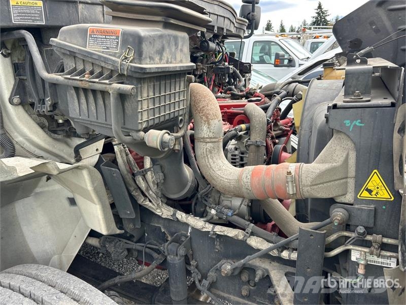 International 4300 Vieglais kravas automobilis/izkraušana no sāniem