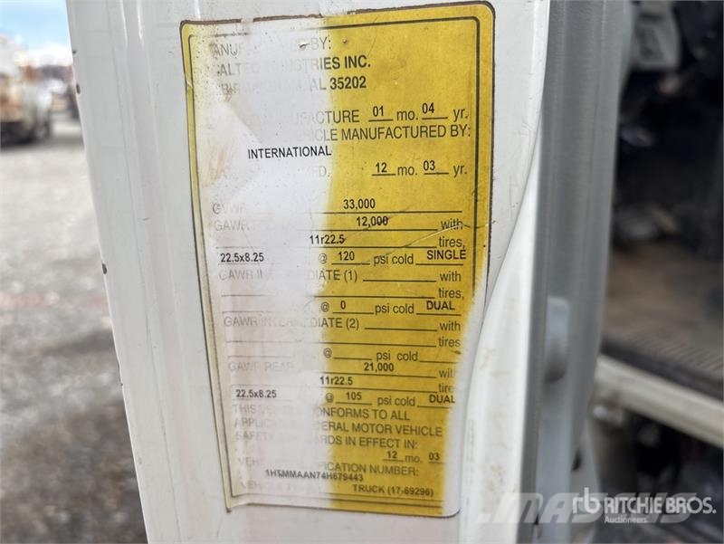 International 4300 Mobilās urbšanas platformu automašīnas