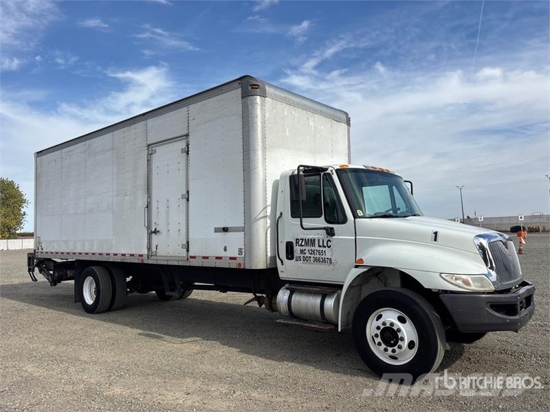 International 4300 Camiones con caja de remolque
