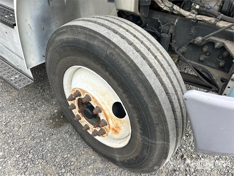 International 4300 Vieglais kravas automobilis/izkraušana no sāniem