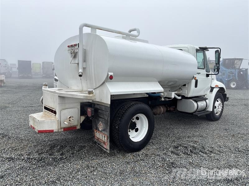 International 4300 Auto-tanques