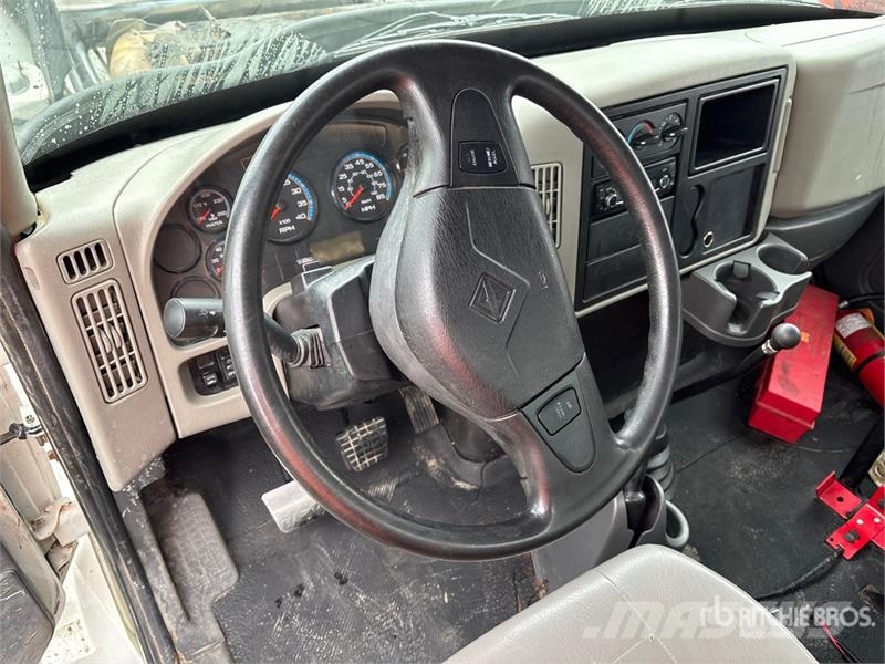 International 4300 Auto-tanques