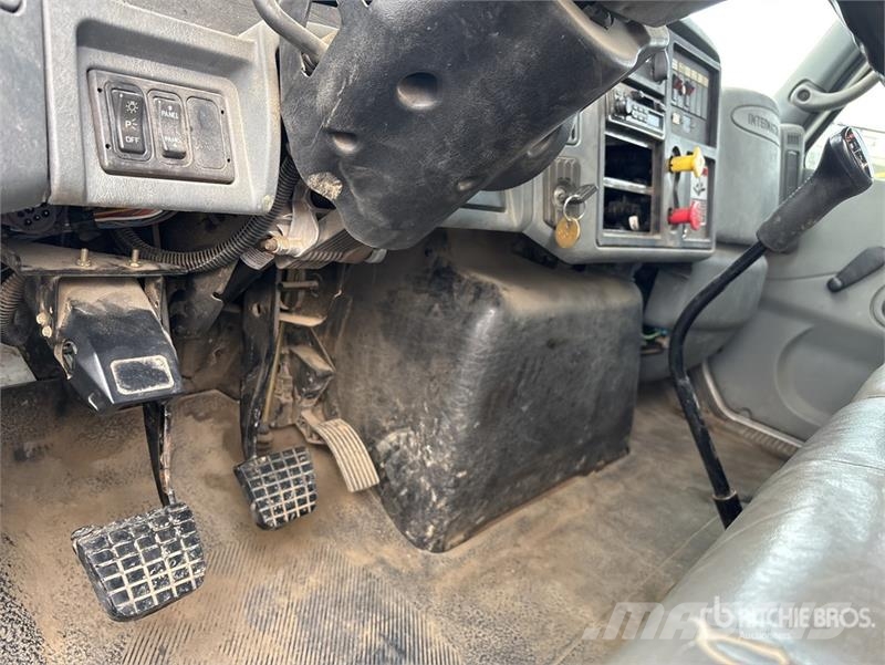 International 4300 Mobilās urbšanas platformu automašīnas