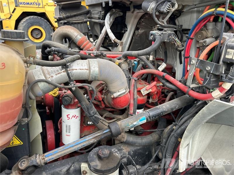 International 4300 Vieglais kravas automobilis/izkraušana no sāniem