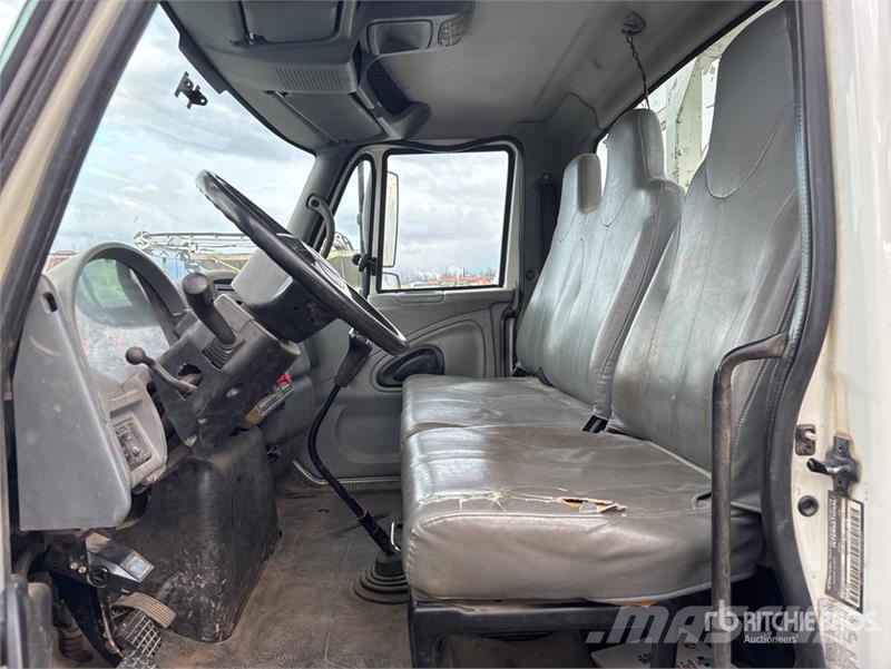 International 4300 Mobilās urbšanas platformu automašīnas