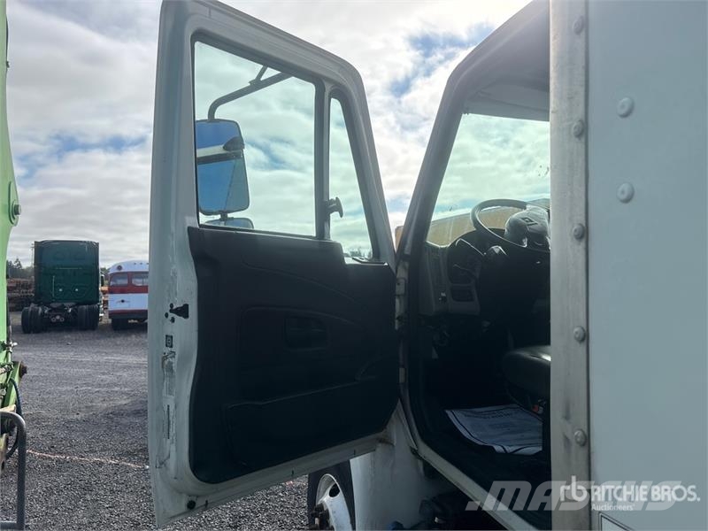 International 4300 Furgons