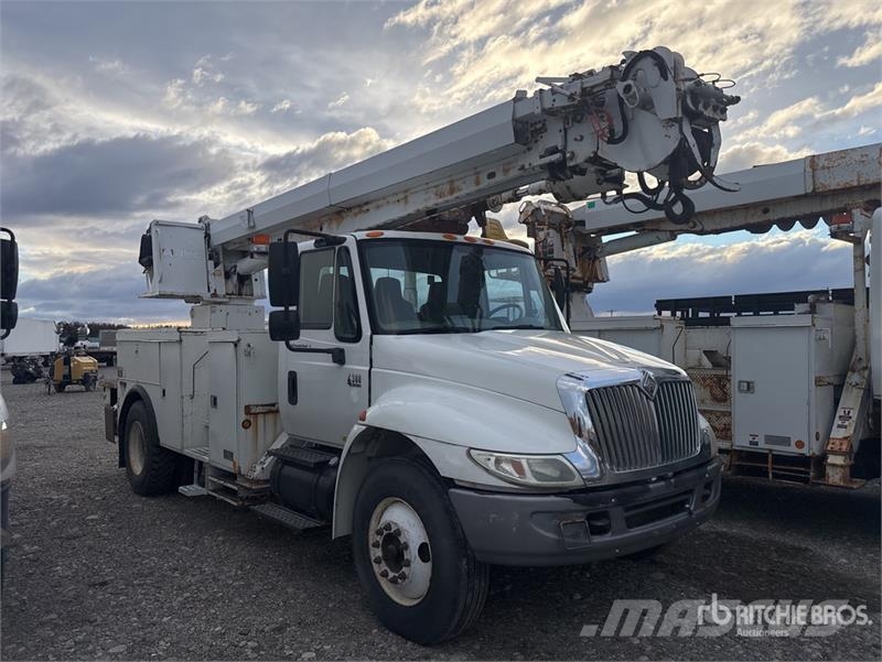 International 4300 Mobilās urbšanas platformu automašīnas