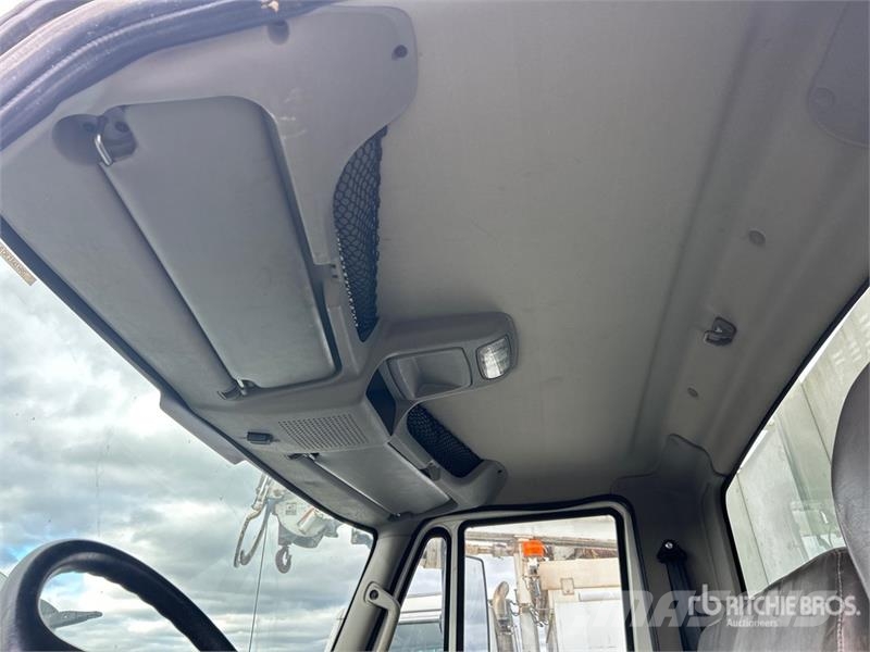 International 4300 Vieglais kravas automobilis/izkraušana no sāniem