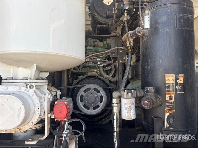 International 4300 شاحنات مزدوجة / خلخلة