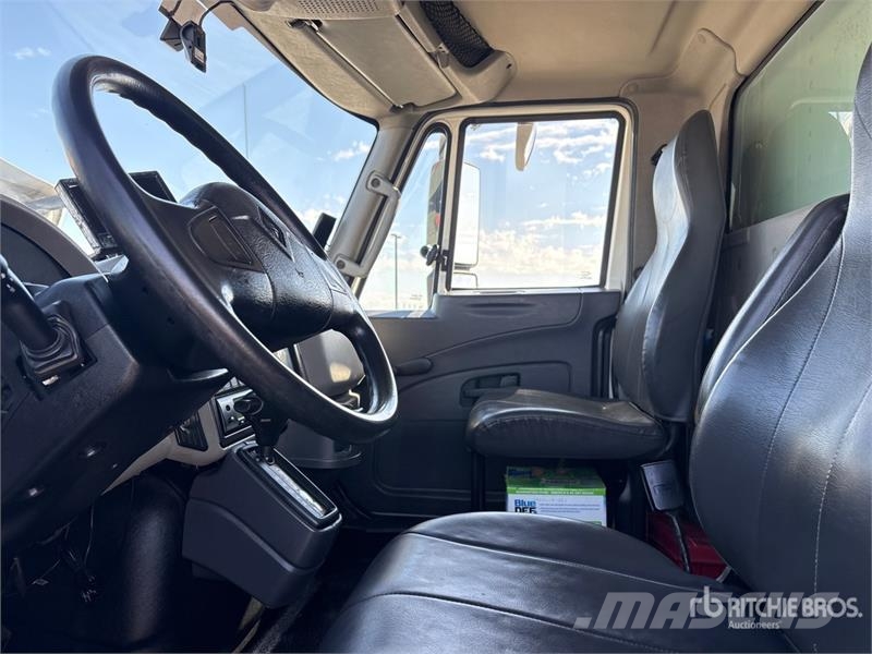 International 4300 冷凍冷蔵車