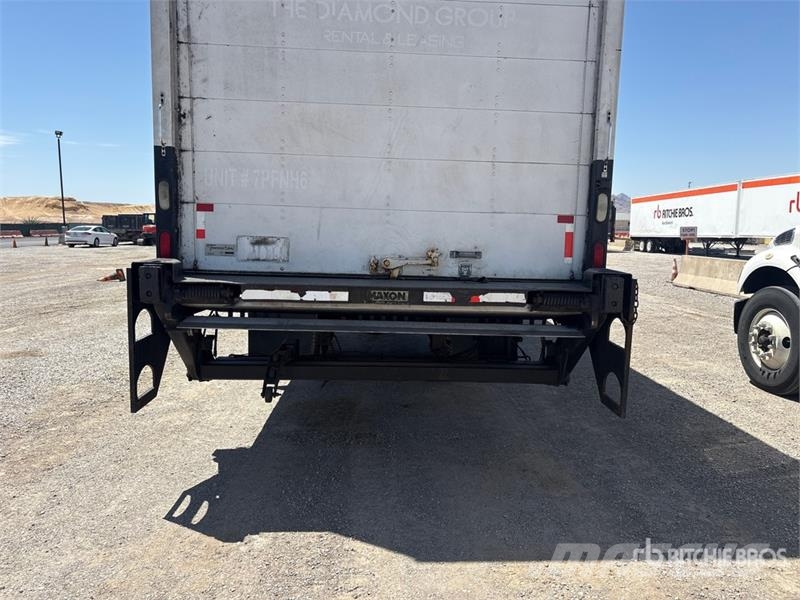 International 4300 شاحنات ذات هيكل صندوقي
