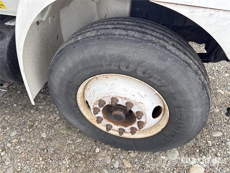 International 4300 Mobilās urbšanas platformu automašīnas