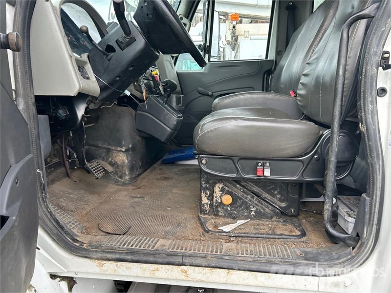International 4300 Vieglais kravas automobilis/izkraušana no sāniem