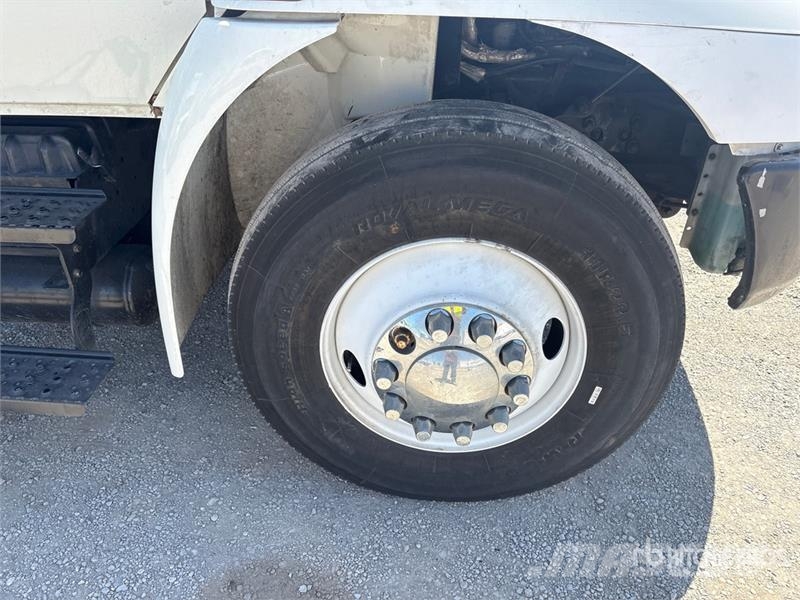 International 4300 شاحنات ذات هيكل صندوقي