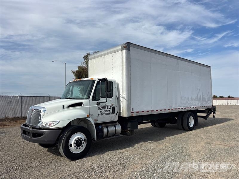 International 4300 Camiones con caja de remolque