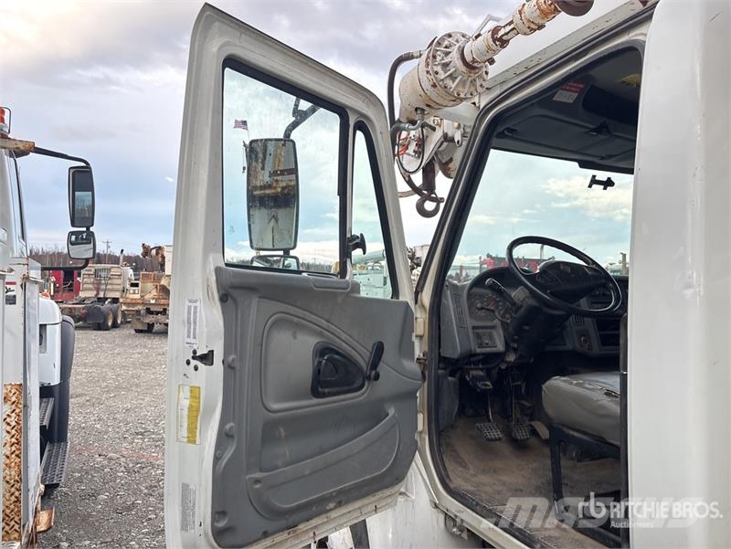 International 4300 Mobilās urbšanas platformu automašīnas