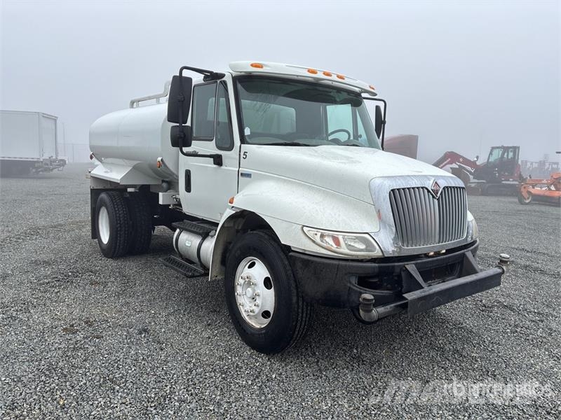International 4300 Auto-tanques