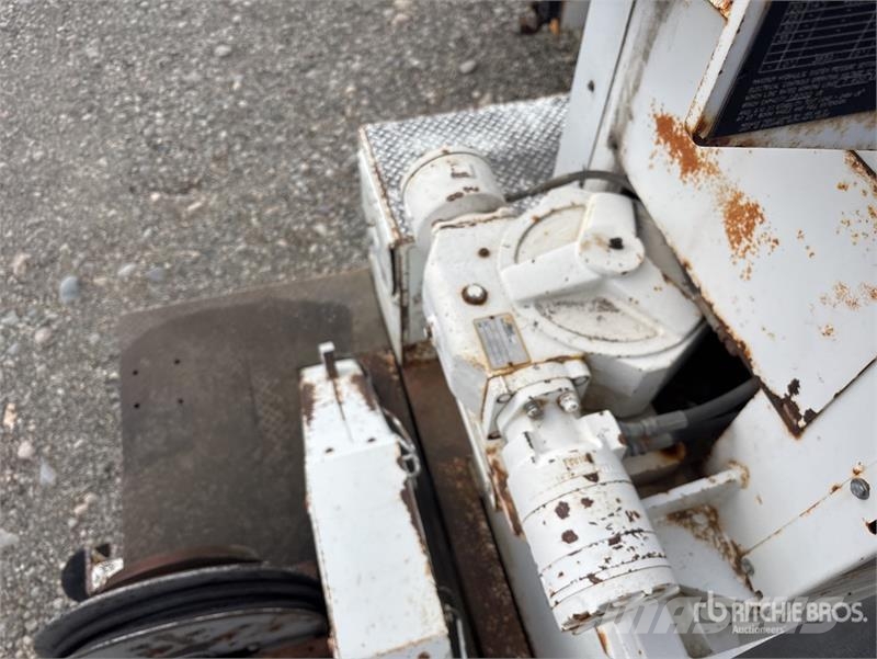 International 4300 Mobilās urbšanas platformu automašīnas