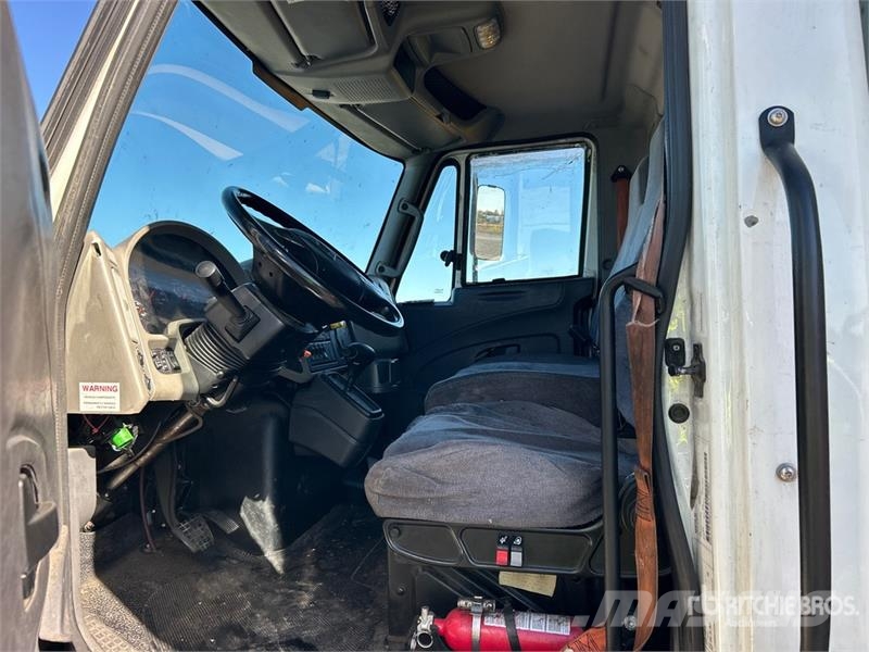 International 4300 Skriňová nadstavba