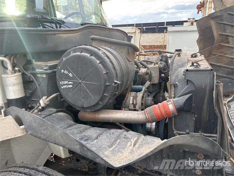 International 4300 Mobilās urbšanas platformu automašīnas