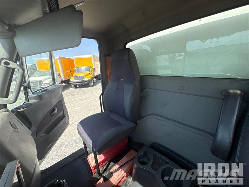 International 4300 SBA Camiones con caja de remolque