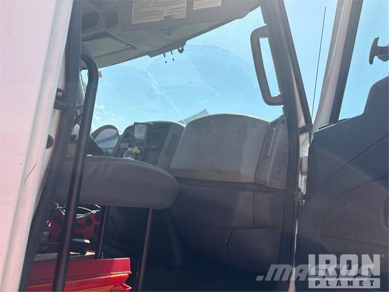 International 4300 SBA Camiones con caja de remolque