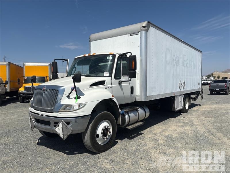 International 4300 SBA Camiones con caja de remolque
