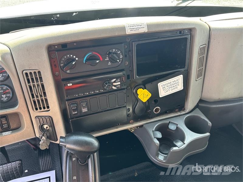 International 4300 SBA Skriňová nadstavba