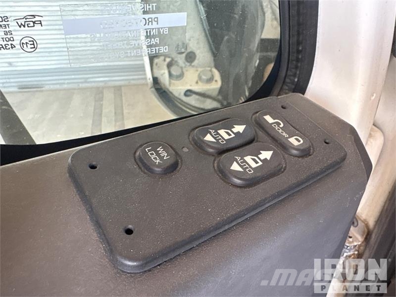 International 4300 SBA شاحنات ذات هيكل صندوقي