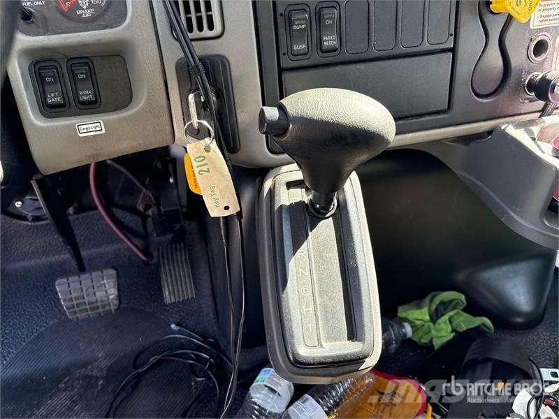 International 4300 SBA ボックスボディー、ウイング、箱車