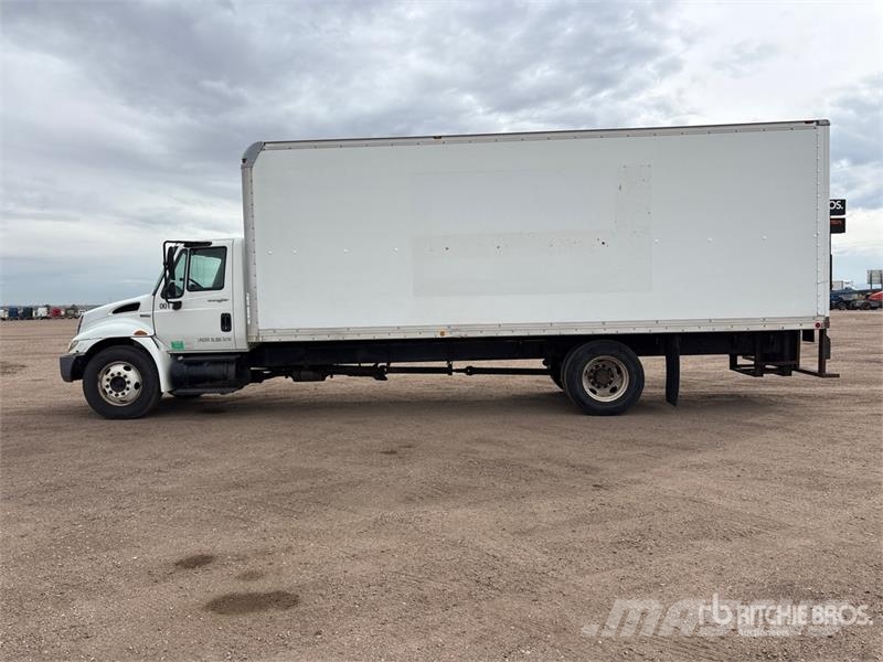 International 4300 SBA Camiones con caja de remolque