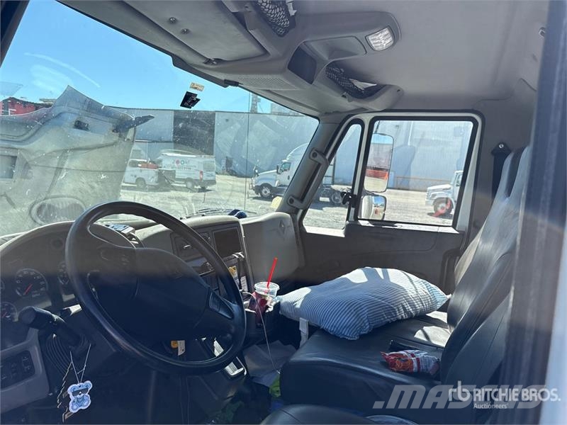 International 4300 SBA ボックスボディー、ウイング、箱車
