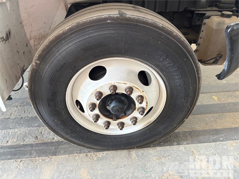 International 4300 SBA شاحنات ذات هيكل صندوقي