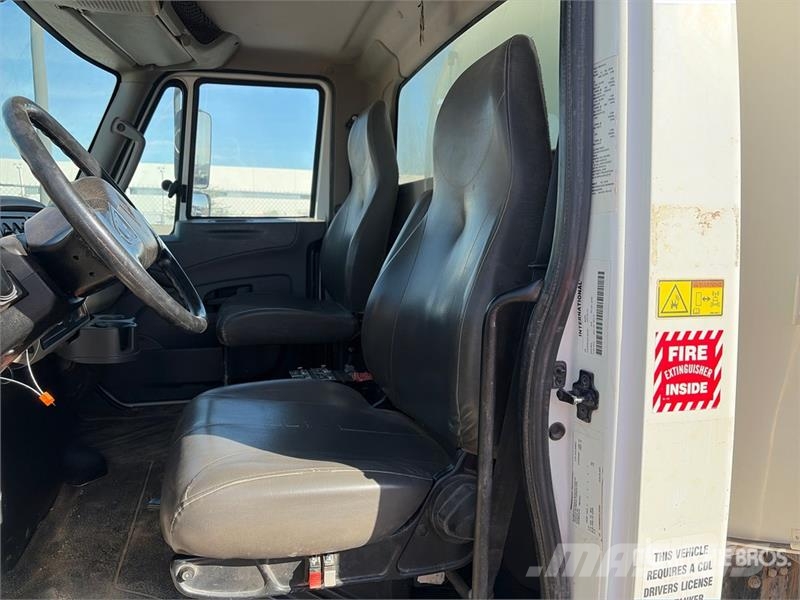 International 4300 SBA Wassertanker
