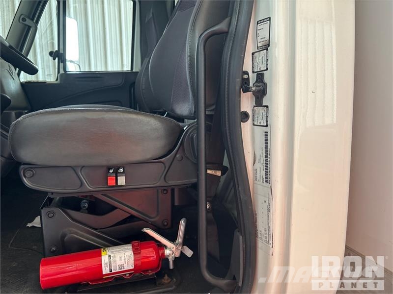 International 4300 SBA شاحنات ذات هيكل صندوقي