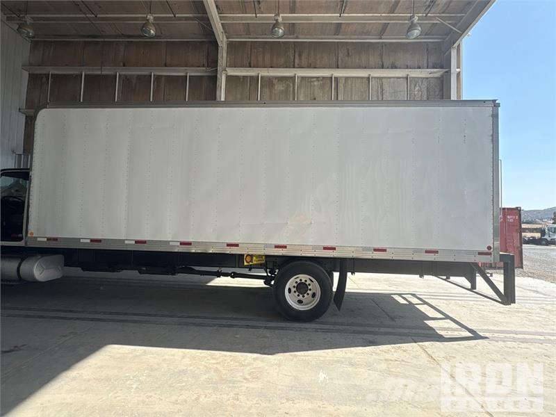 International 4300 SBA شاحنات ذات هيكل صندوقي