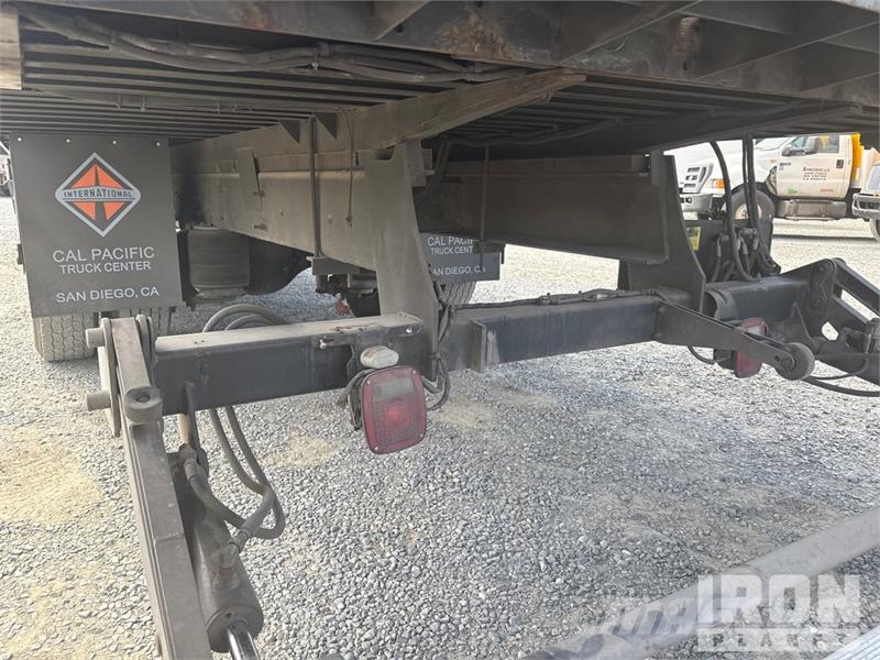 International 4300 SBA Camiones con caja de remolque