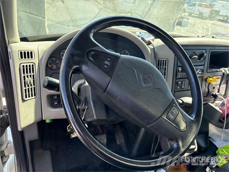 International 4300 SBA ボックスボディー、ウイング、箱車