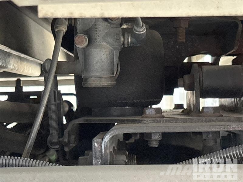International 4300 SBA شاحنات ذات هيكل صندوقي