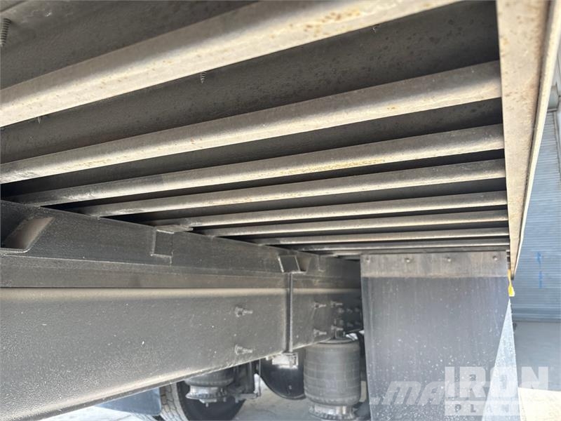 International 4300 SBA شاحنات ذات هيكل صندوقي