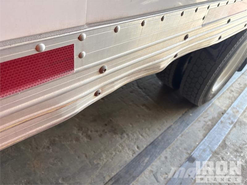 International 4300 SBA شاحنات ذات هيكل صندوقي