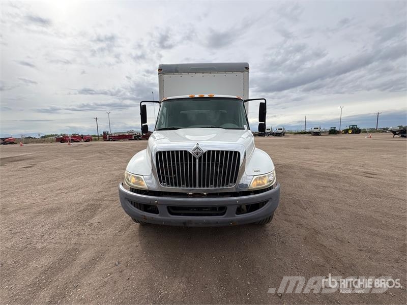 International 4300 SBA Camiones con caja de remolque
