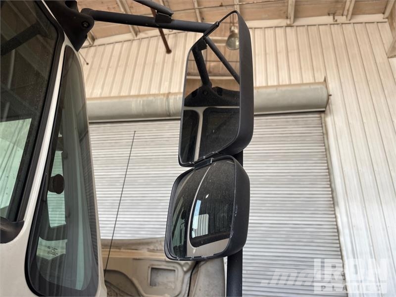 International 4300 SBA شاحنات ذات هيكل صندوقي